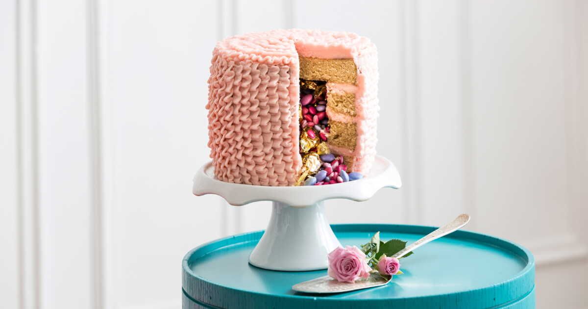 Un gâteau piñata : la douceur qui fait sensation