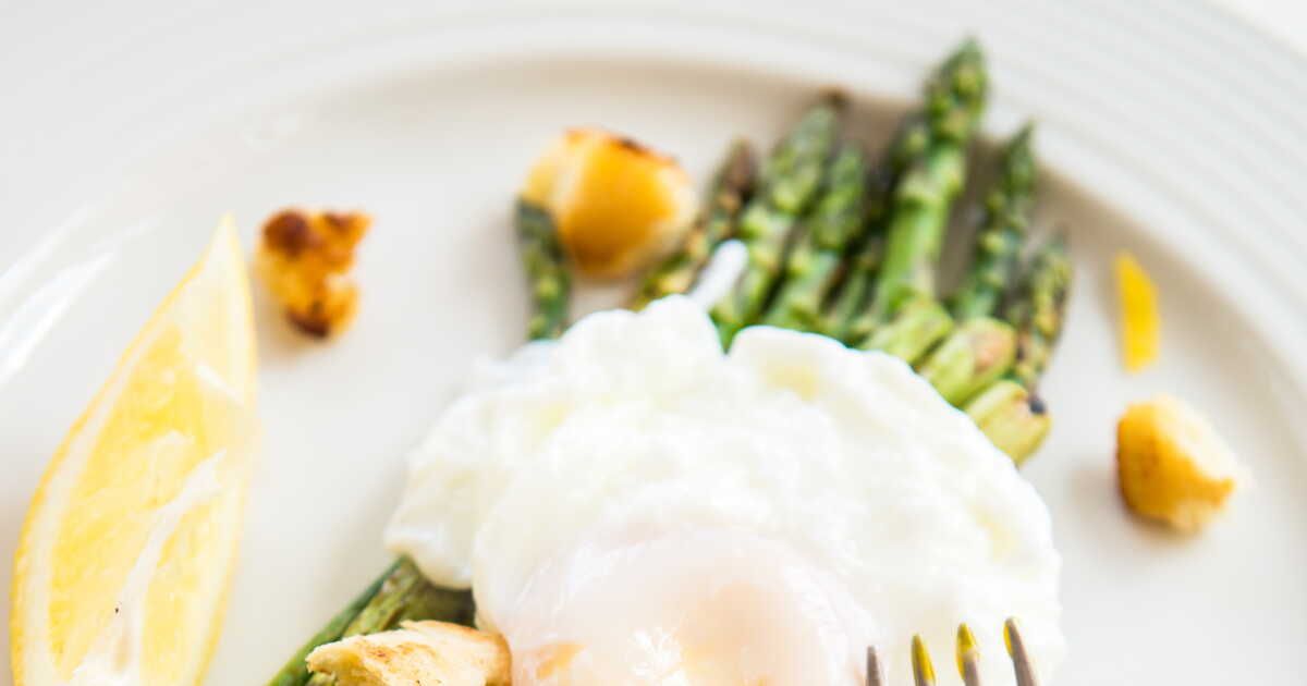 Asperges vertes aux œufs mollets et parmesan : une recette de printempspar Cyril Lignac