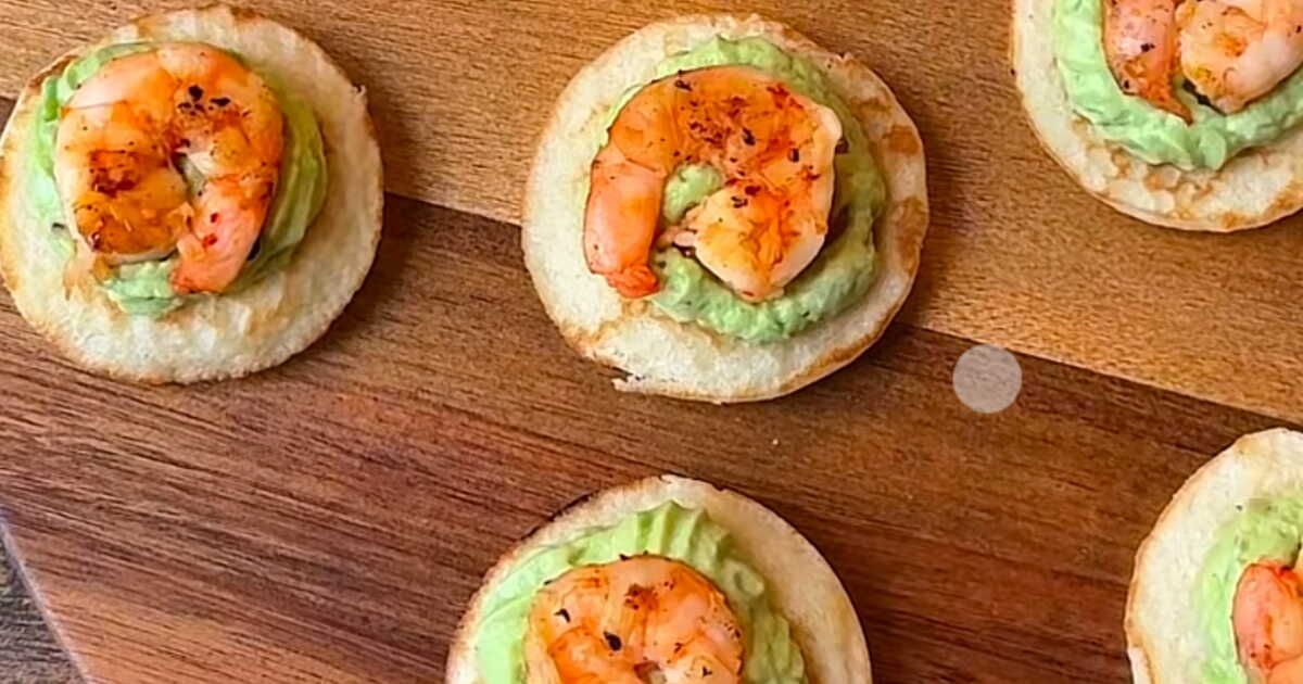 Blinis à la crème d'avocat et crevettes : une recette festive pour émerveiller vos invités