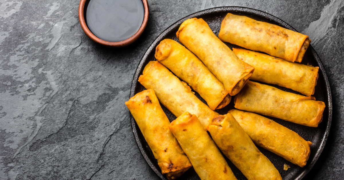 Des roulés croustillants aux poireaux et feta pour un apéro savoureux