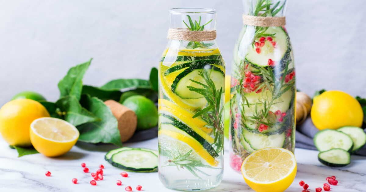8 recettes d'eaux infusées pour bien s'hydrater cet été