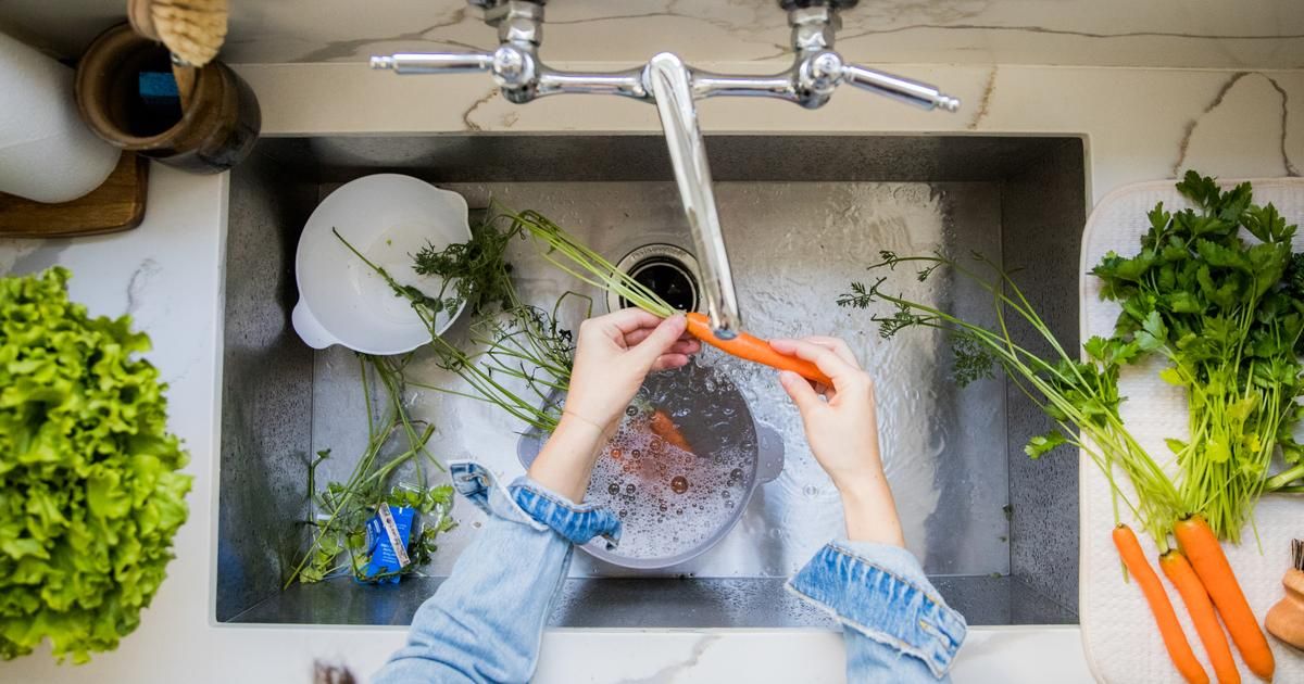 Ne négligez pas le lavage de vos légumes épluchés : un risque sous-estimé