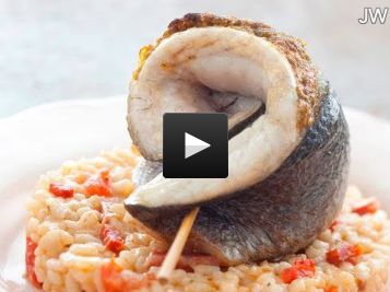 Filet de bar en vapeur de baies roses, pesto rouge et risotto tomate