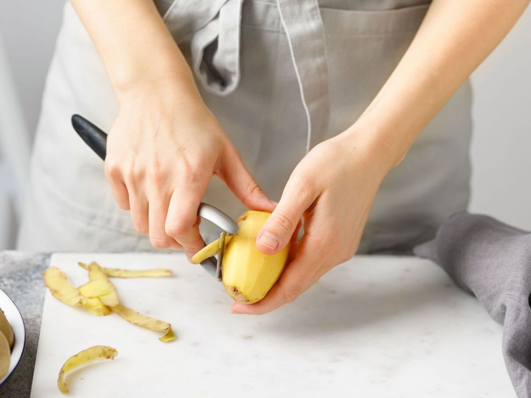 Épluchez-vous les pommes de terre avant de les cuire ? Un avis d'expert