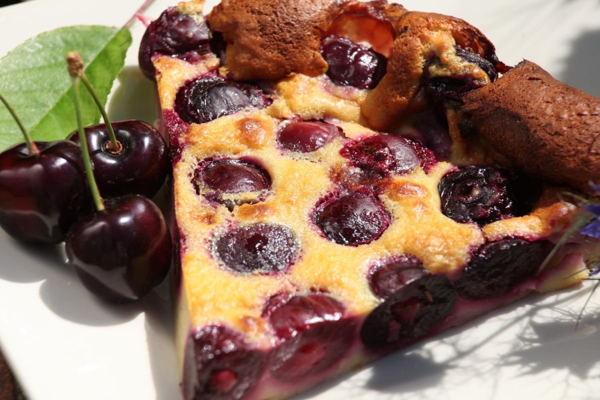 Le secret pour un clafoutis moelleux et coloré : choisissez le bon moule