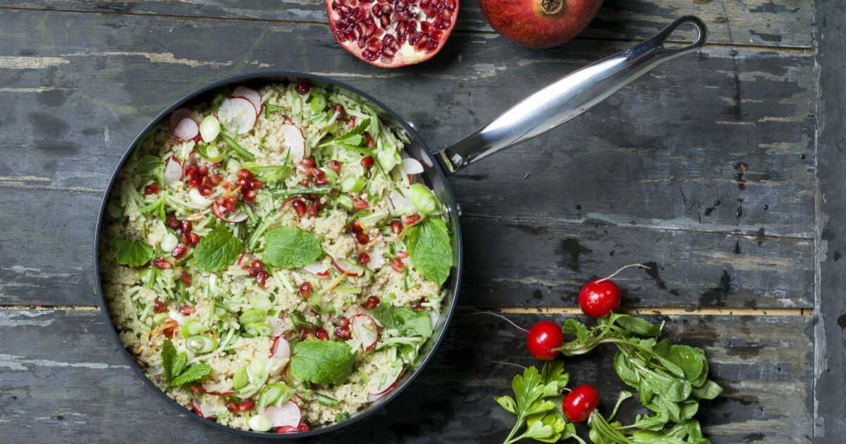 Quinoa coloré à la grenade : une recette rapide et savoureuse