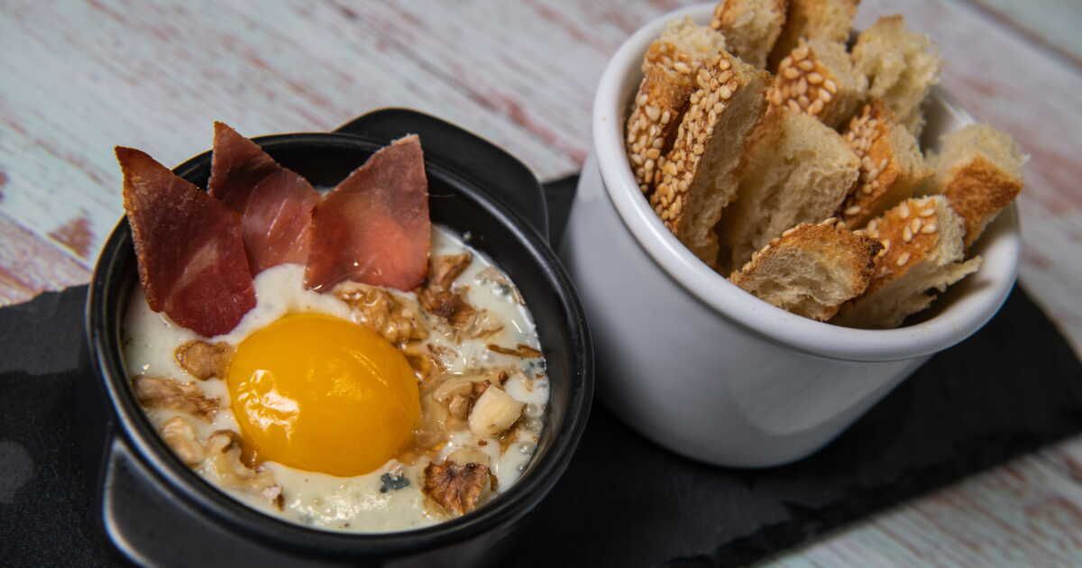 Réconfort rapide : œufs cocotte au chorizo et fromage filant