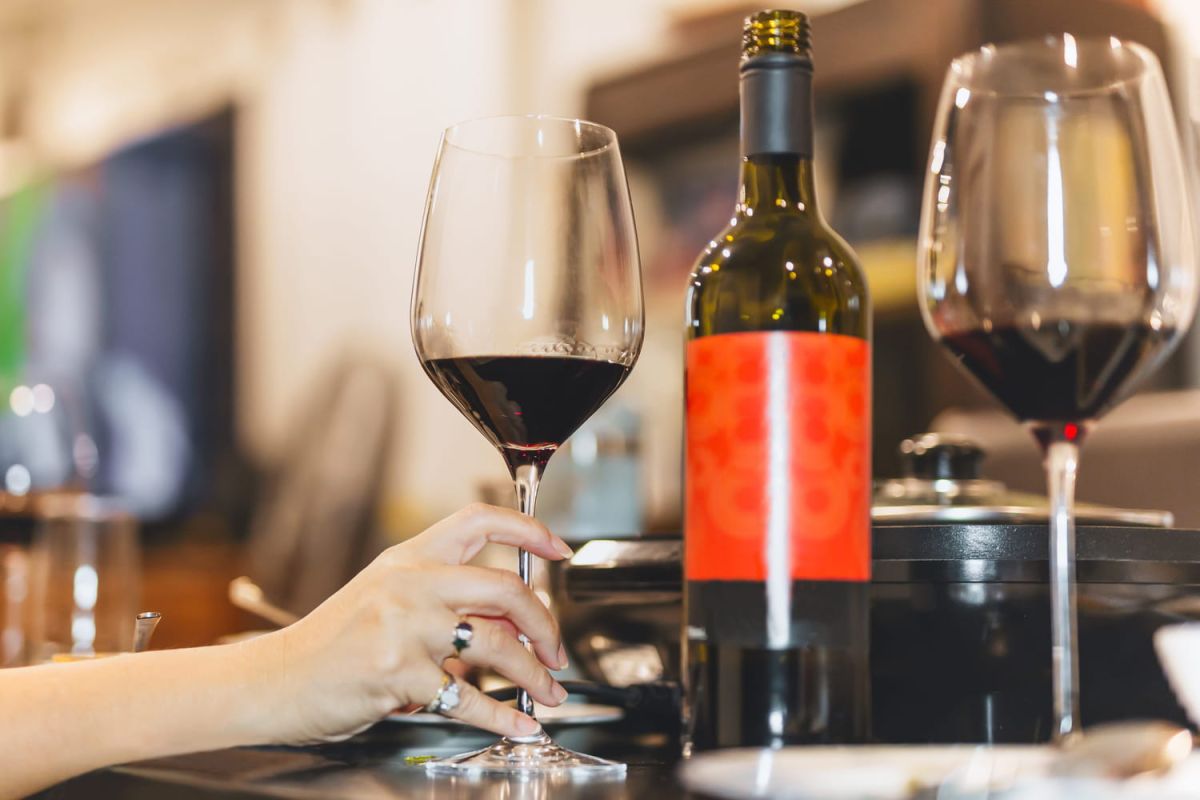 l'art de servir le vin : les astuces d'un sommelier pour sublimer vos bouteilles