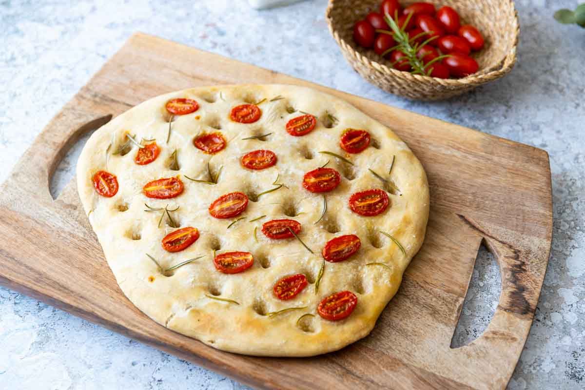 La foccacia parfaite aux tomates cerises et romarin
