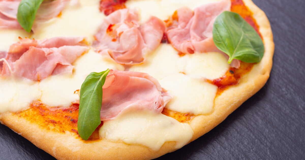 Apéro entre amis : la recette de la pizza bruschetta