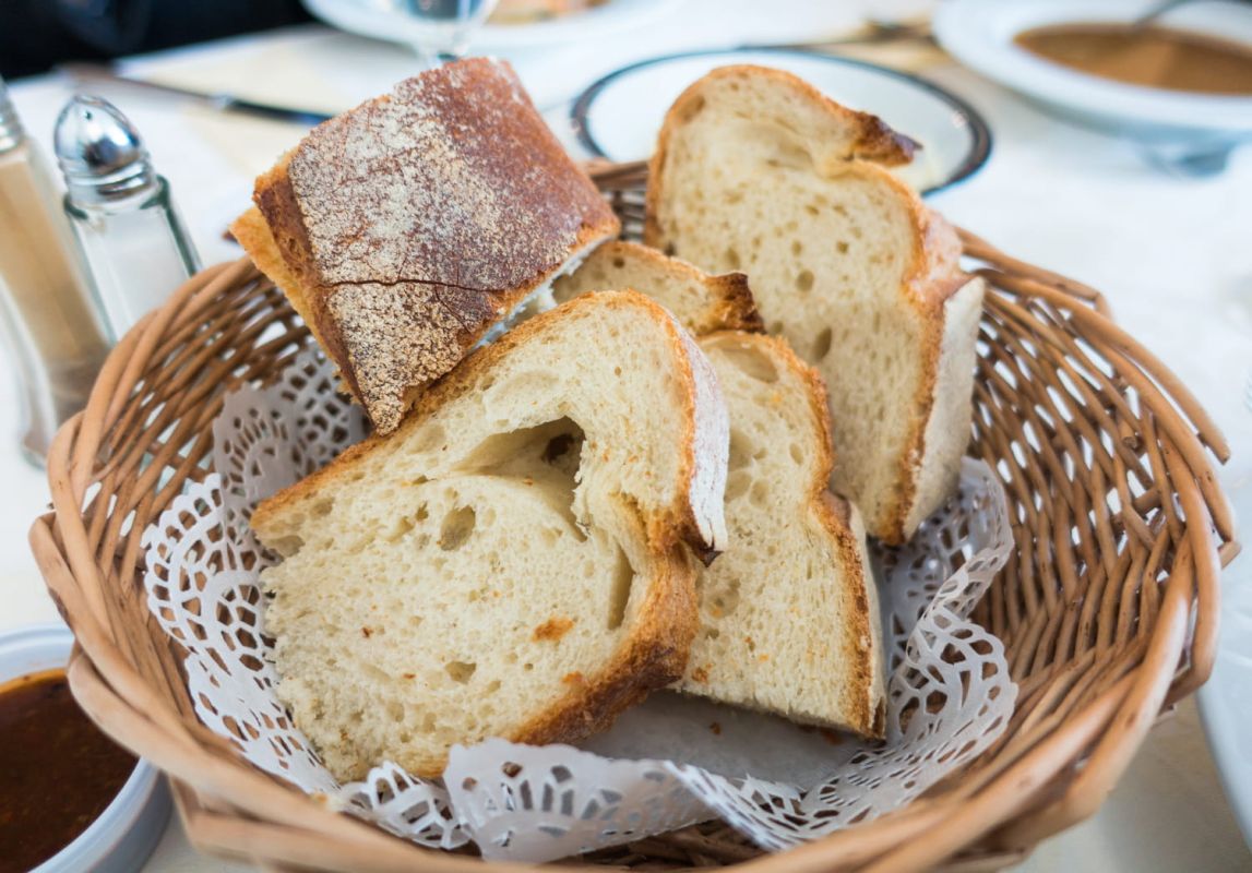 L'art de patienter : quand faut-il vraiment toucher au pain au restaurant ?