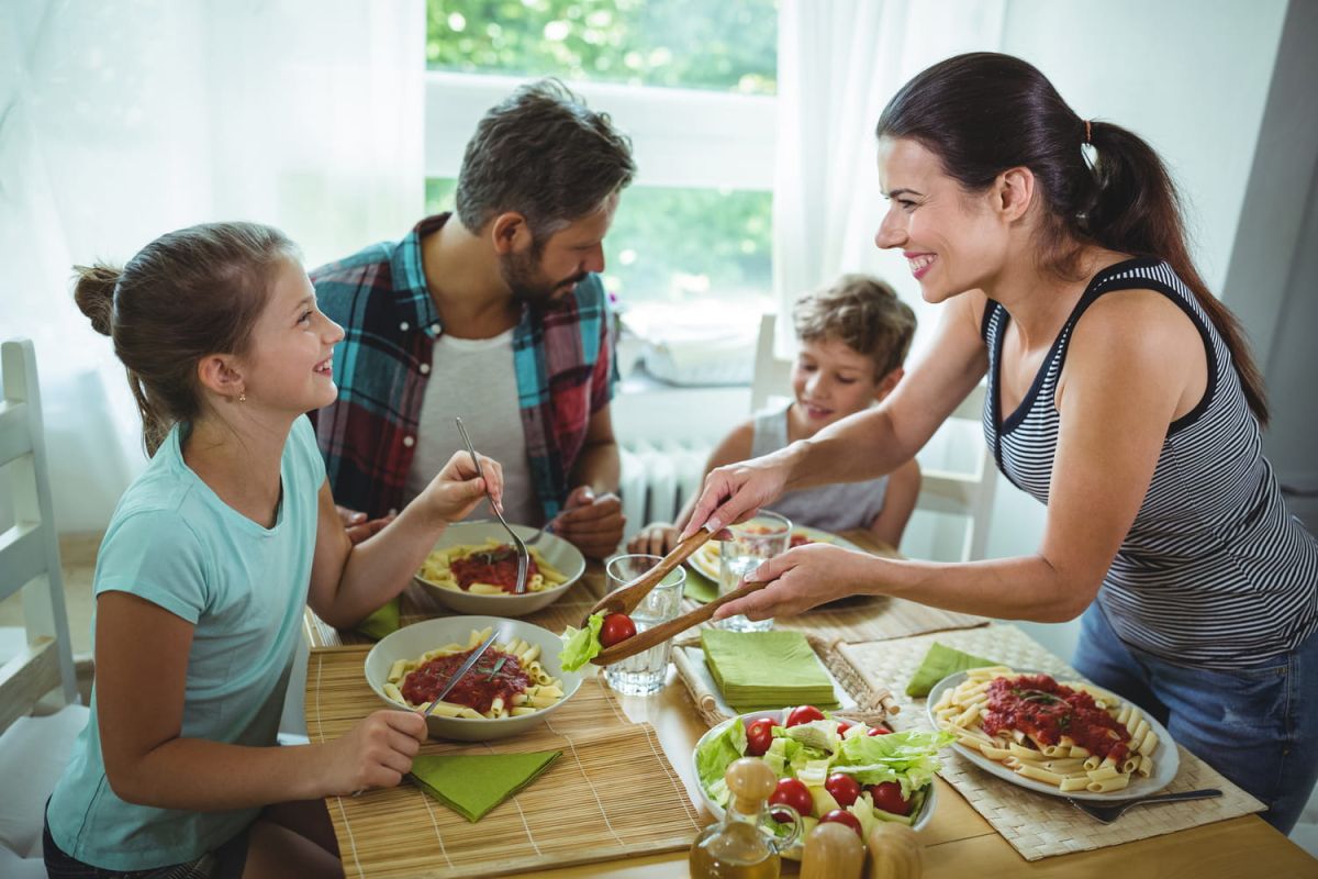 dîner en famille : l'heure idéale révélée par les experts