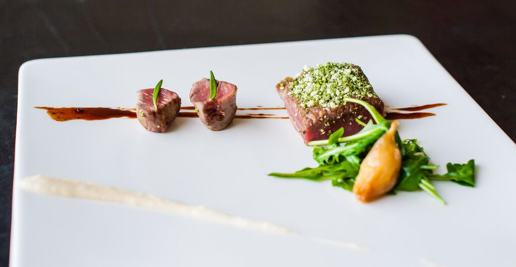 Duo d'agneau dos et filet, crème d'ail doux et ail confit