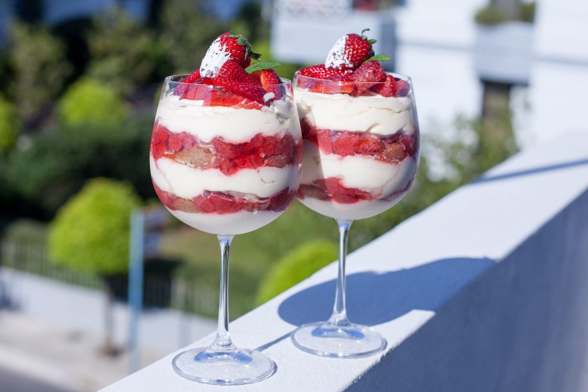 Découvrez le tiramisu aux fraises revisité par Cyril Lignac