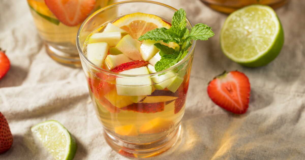 Savourez l'été avec une délicieuse sangria blanche à partager