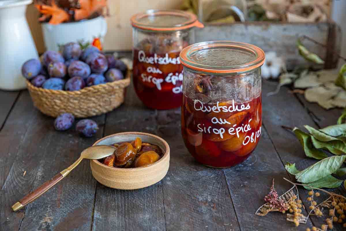 Bocaux de quetsches au sirop épicé