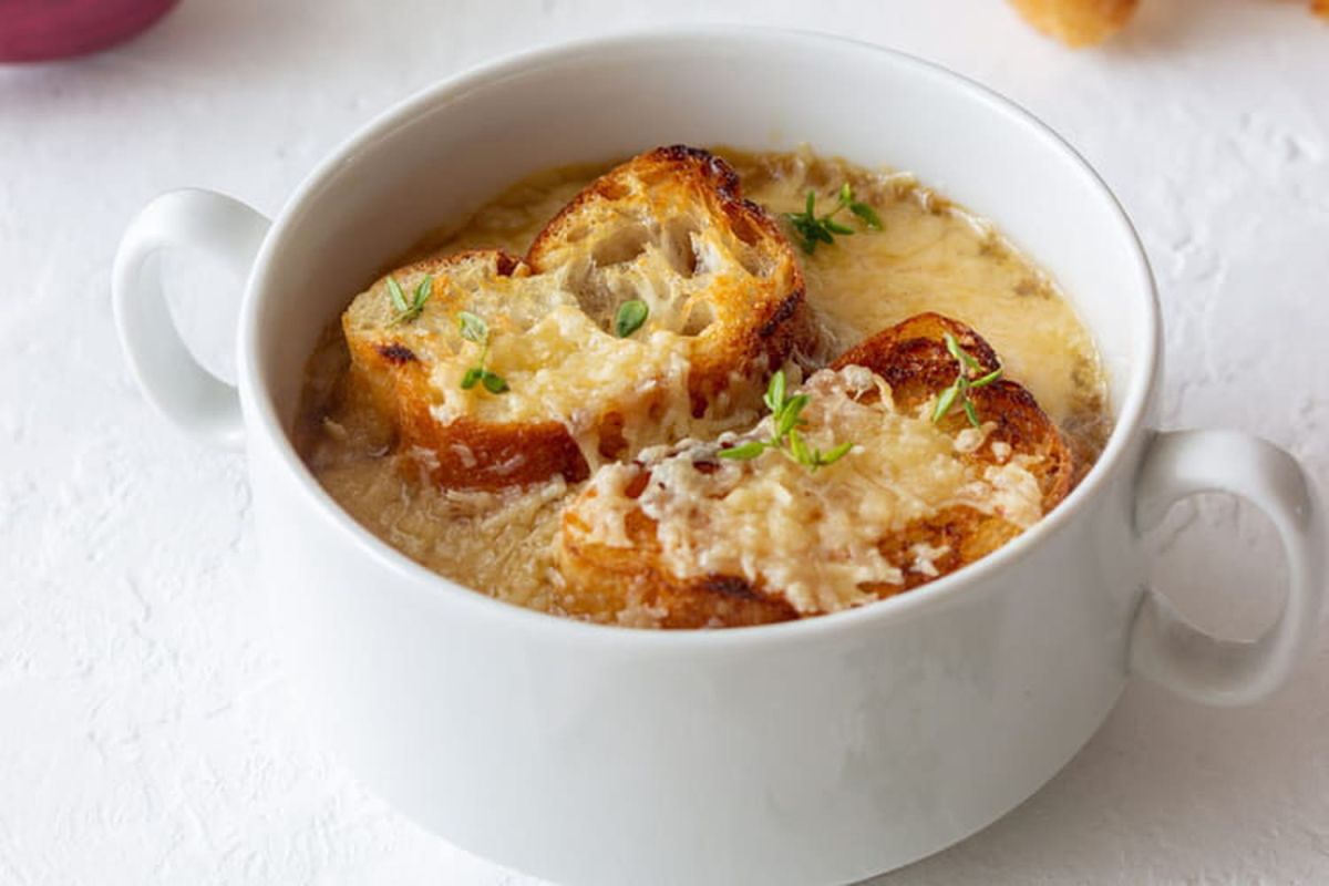 La véritable recette de soupe à l'oignon gratinée : "Excellente et digne des brasseries parisiennes !"