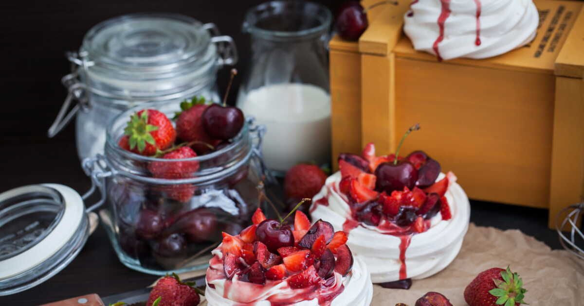Des pavlovas aux fruits rouges pour un printemps gourmand