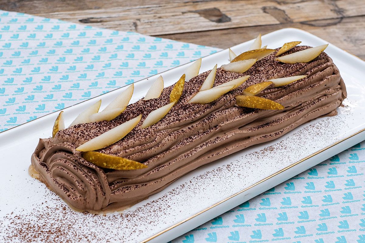 Une bûche choco-poire festive pour Noël signée Nina Métayer