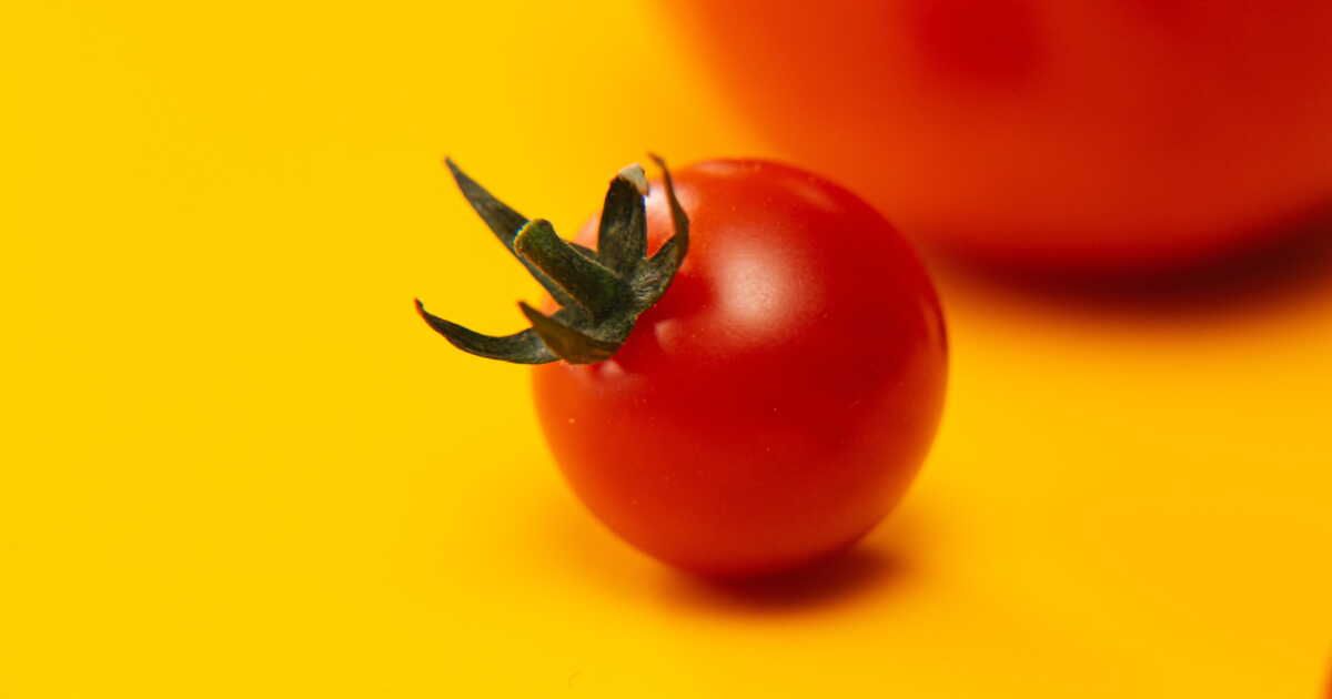 une astuce simple pour couper les tomates cerises en un rien de temps