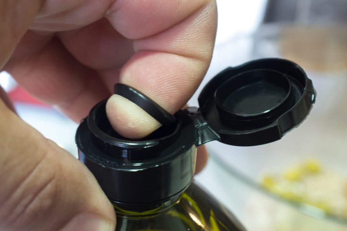 Découvrez l'utilité insoupçonnée de l'opercule des bouteilles d'huile