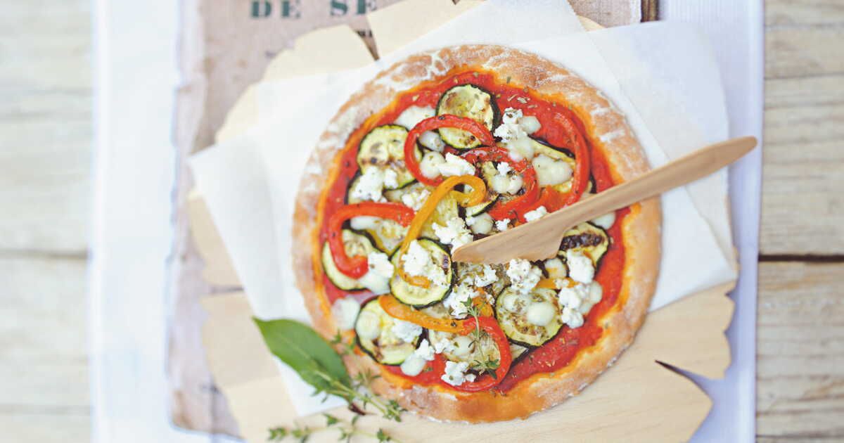 Savourez une pizza moelleuse aux légumes grillés : une explosion de saveurs