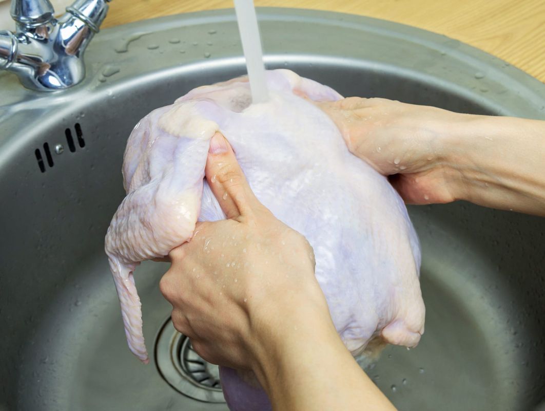 Laver la viande avant cuisson : ce qu'il faut vraiment savoir